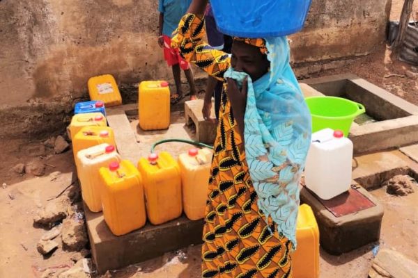 Les sachets, bouteilles d'eau des citadins pauvres - Infobascongo